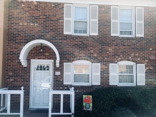 121 Charlestowne Cir, Winston Salem, NC 27103