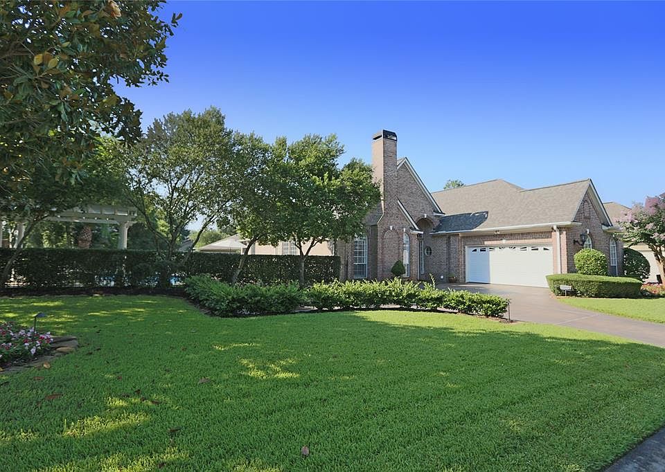 Welcome to 7 Champions Court Place! A lovelyhome located on a double lot, just past Championsgolf course off Champions Drive.