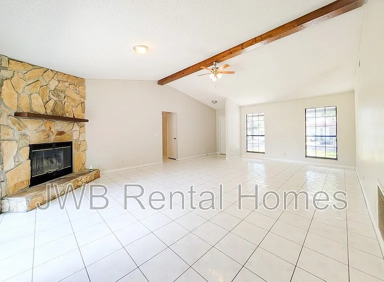 6073 Cranberry Ln E — Photo 3