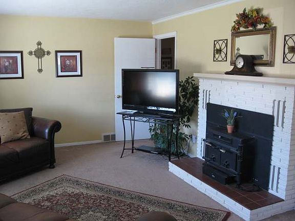 3rd image of 221 SE Sunny Dr