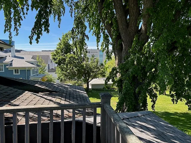 539 Fairview Ave NE — Photo 2