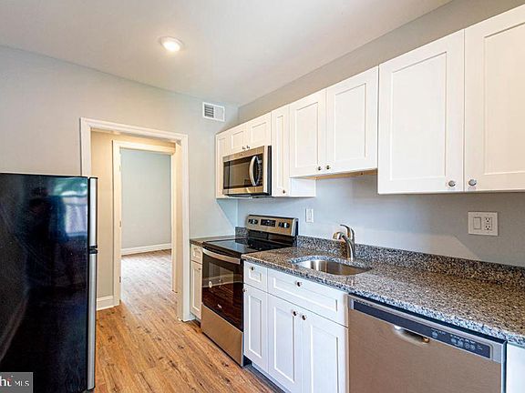4th image of 2037 Mount Vernon St #3R