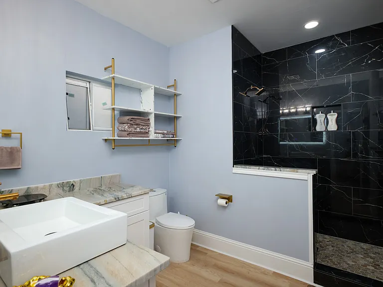 1515 W Kings Hwy — Photo 18