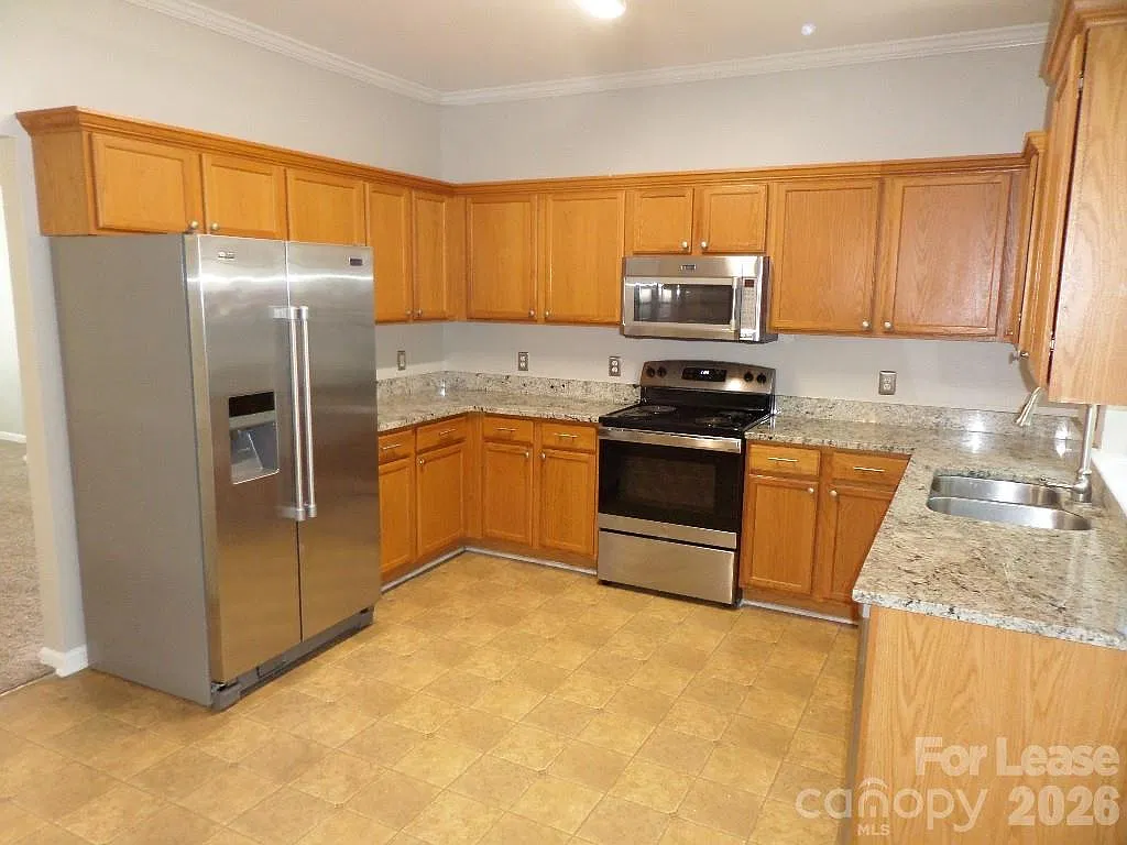 4 bed, 2.5 bath, 2257 sqft, $1,995 — Photo 2