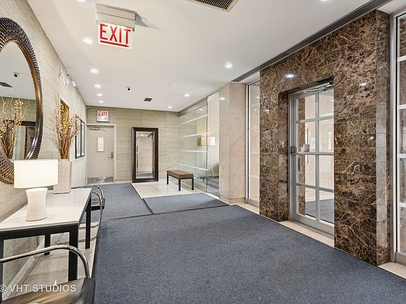 4th image of 555 W Cornelia Ave APT 1310
