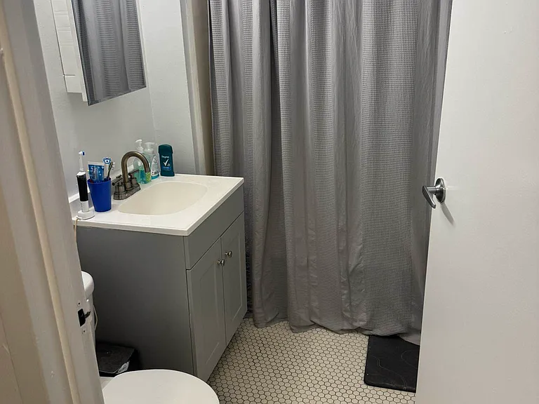 725 E 9th St #1F — Photo 14