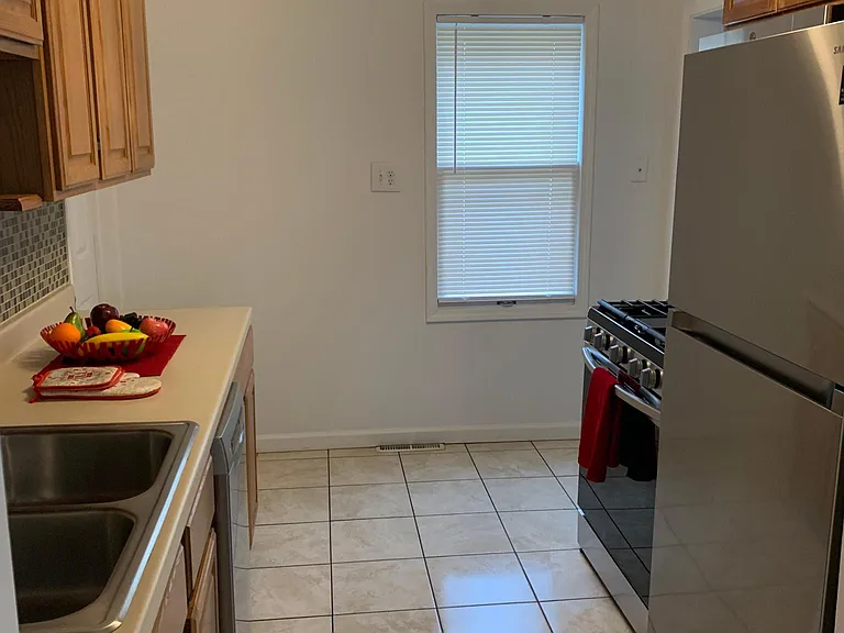 918 Batavia Ave — Photo 16