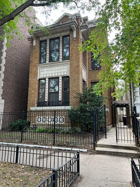 1st image of 1057 W Oakdale Ave #1