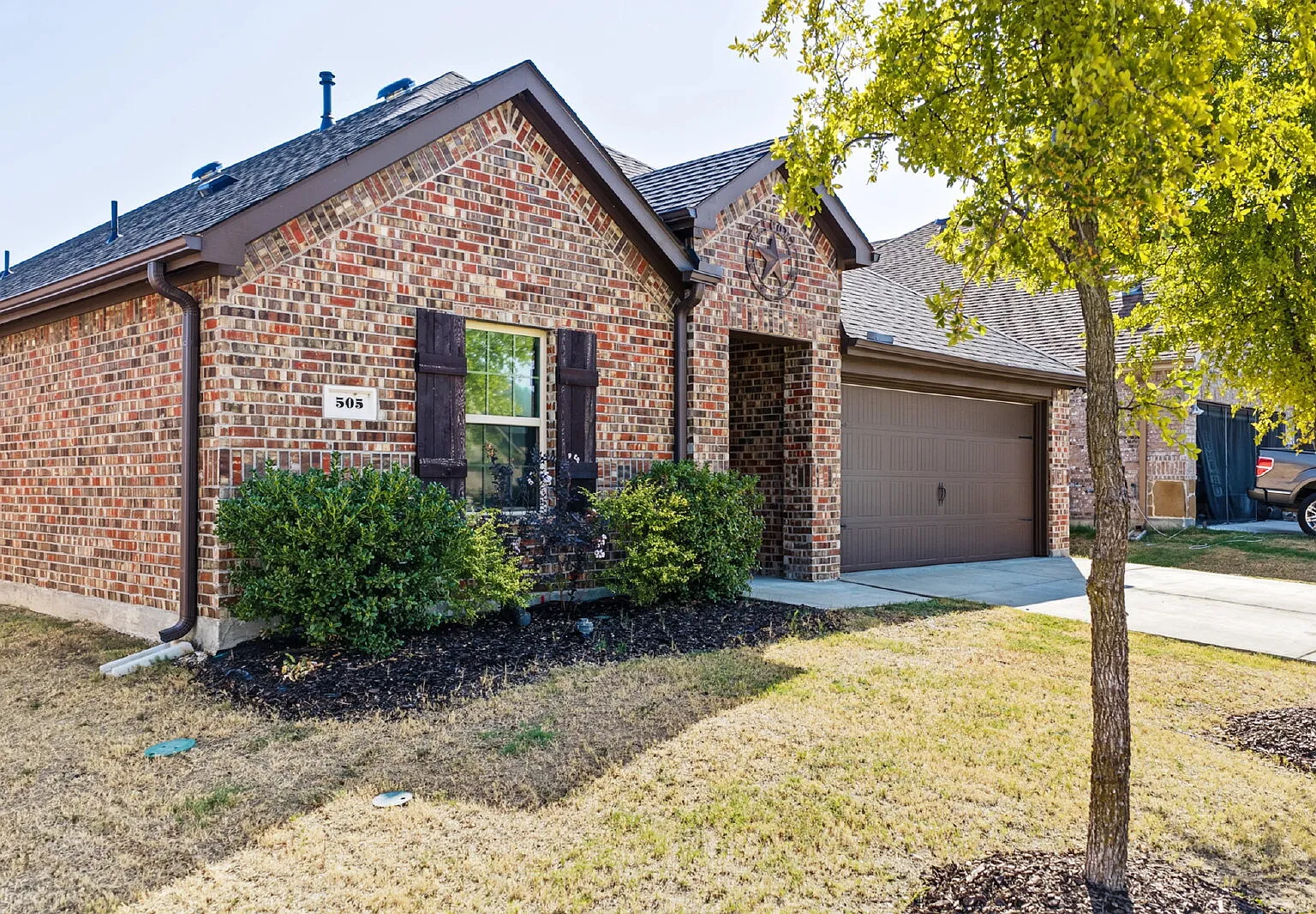 4 bed, 2.0 bath, 2014 sqft, $2,200 — Photo 2