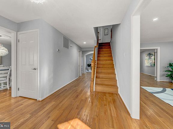 4th image of 2067 Woodford Rd