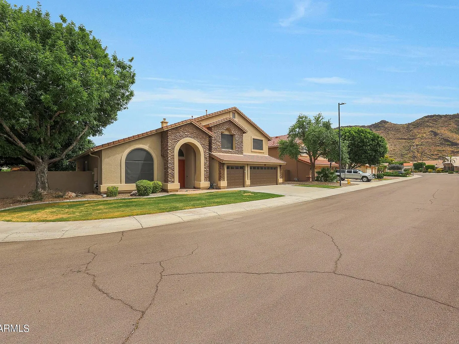 4 bed, 2.5 bath, 3314 sqft, $5,095 — Photo 2