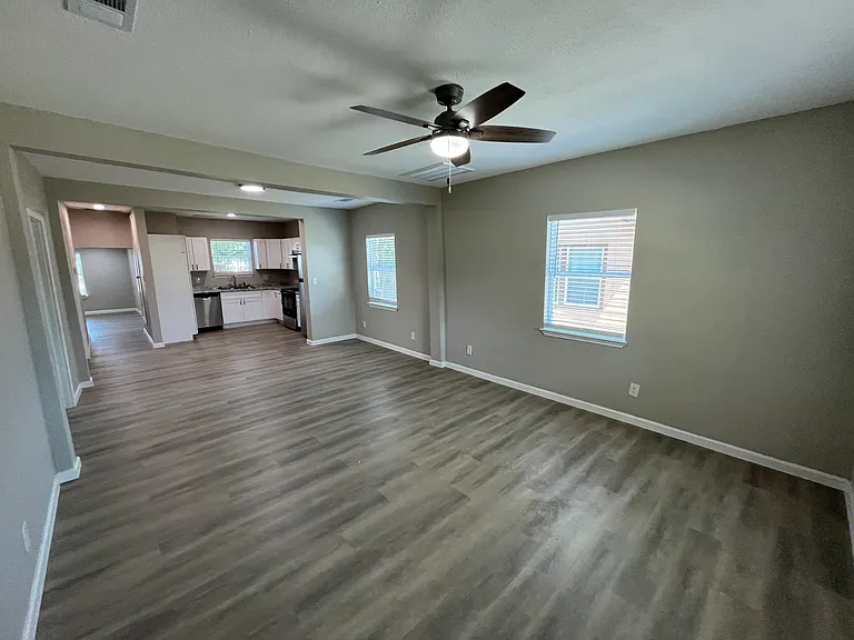 1215 H Pl — Photo 2