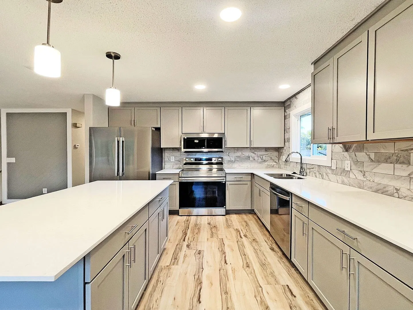 Sparkling Spacious New Home, Dream Kitchen, Fireplace, Large Deck, Family Room, Perfect Location,... — Photo 3