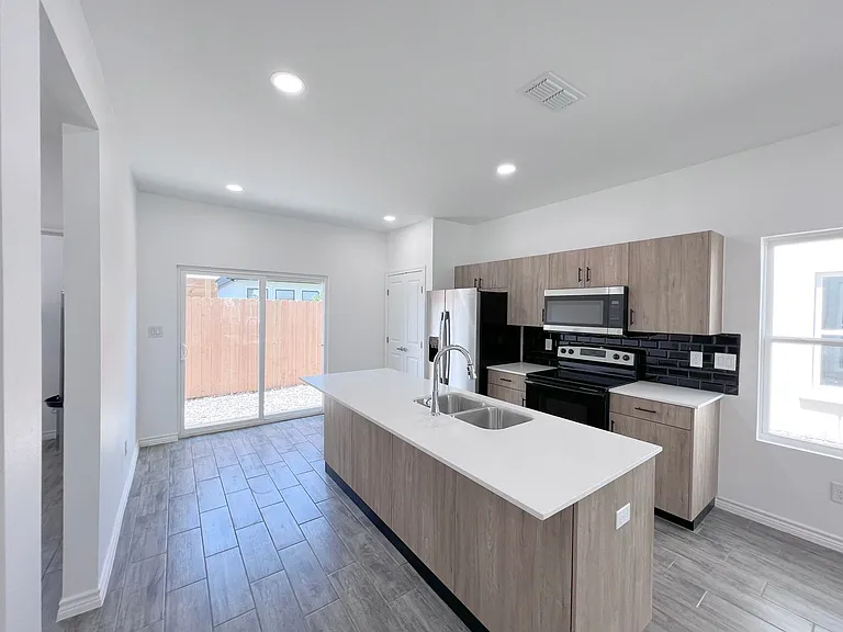 3610 S Veterans Blvd — Photo 11