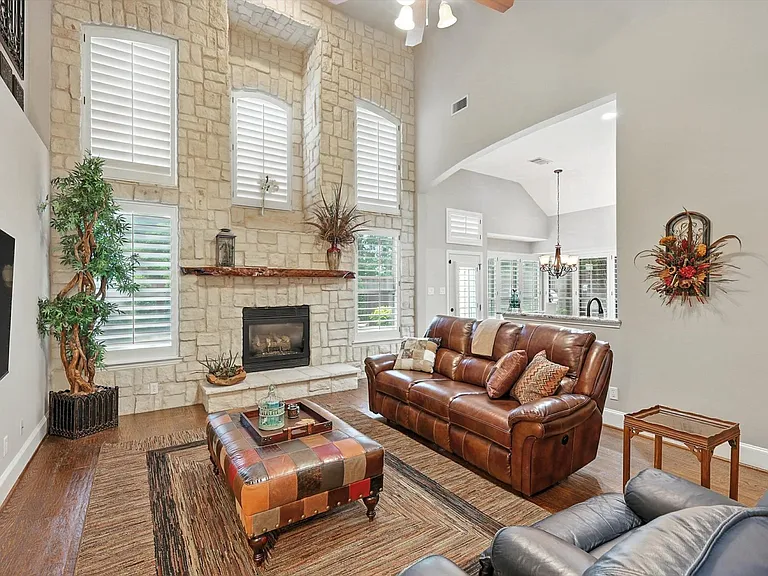 2303 Chapelwood Dr — Photo 6