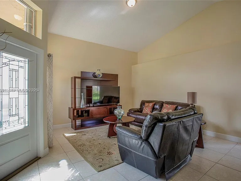 614 Stanton Ln — Photo 9
