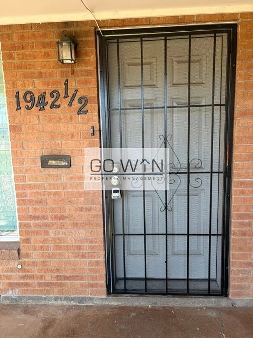 1940 W Amelia Ave — Photo 2