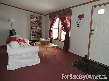 Living Room & Front Door
						:
						17 x 13