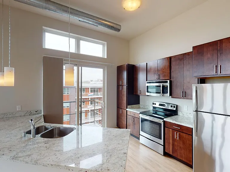 902 Drake St — Photo 140
