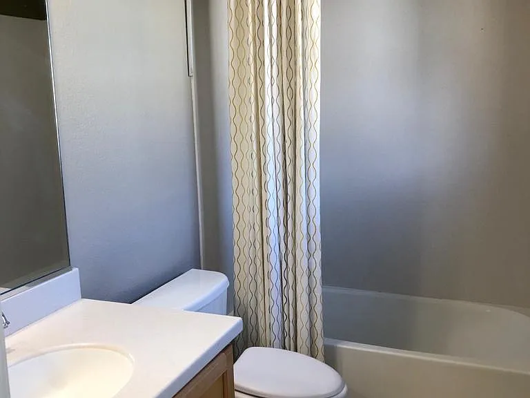 Attached bathroom to Bedroom2