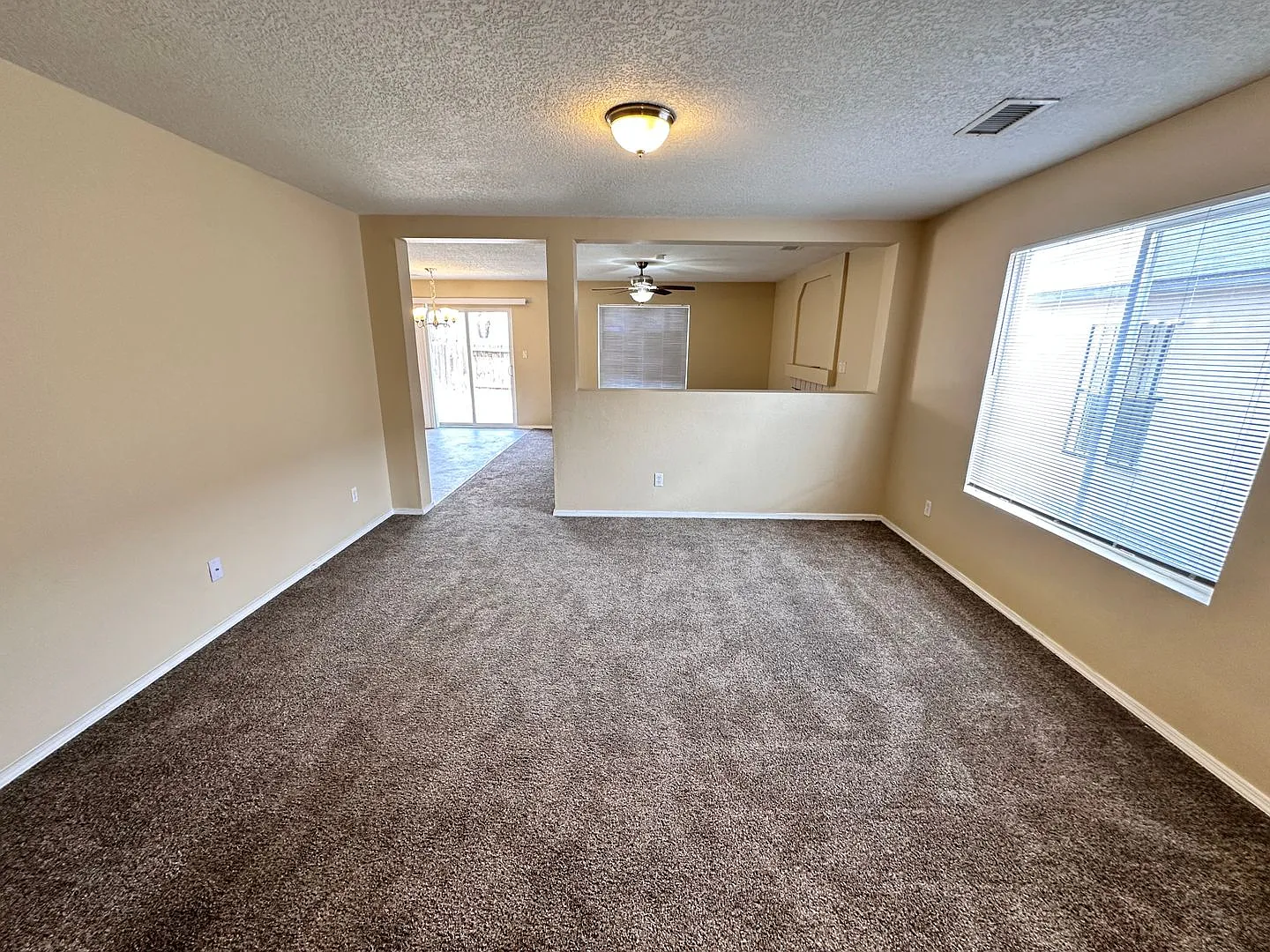 3 Bedroom 2 Bathroom with 2 Car Garage — Photo 4