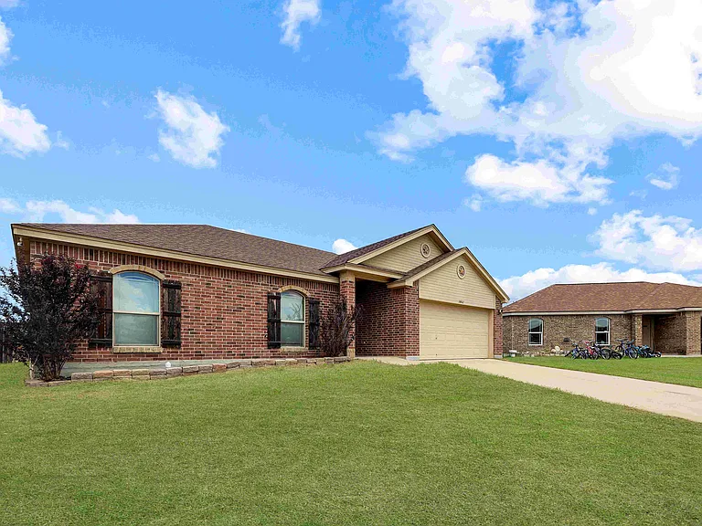3802 Doffy Dr — Photo 2