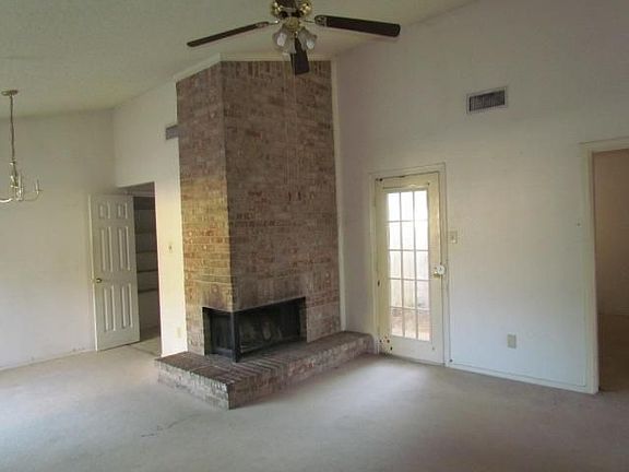 5th image of 946 Sanders Dr