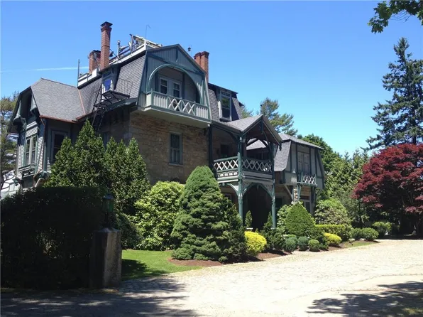 6 Howe Ave APT 3, Newport, RI 02840