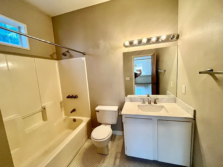 2606 E Madison St — Photo 7