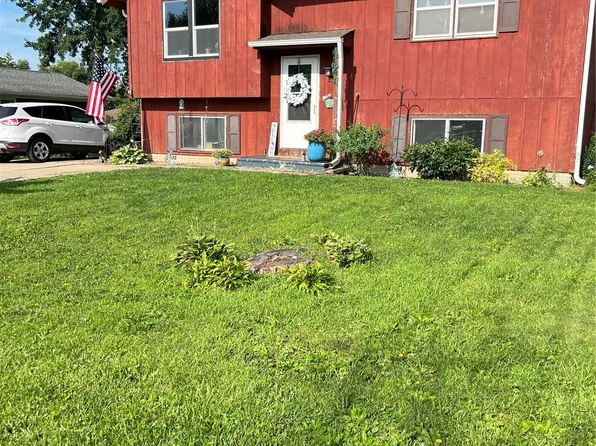 505 Maplewood Dr, Center Point, IA 52213
