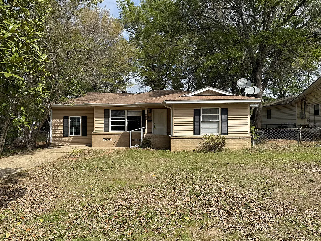 Charming 3-Bedroom Home with Fenced Yard — Photo 1