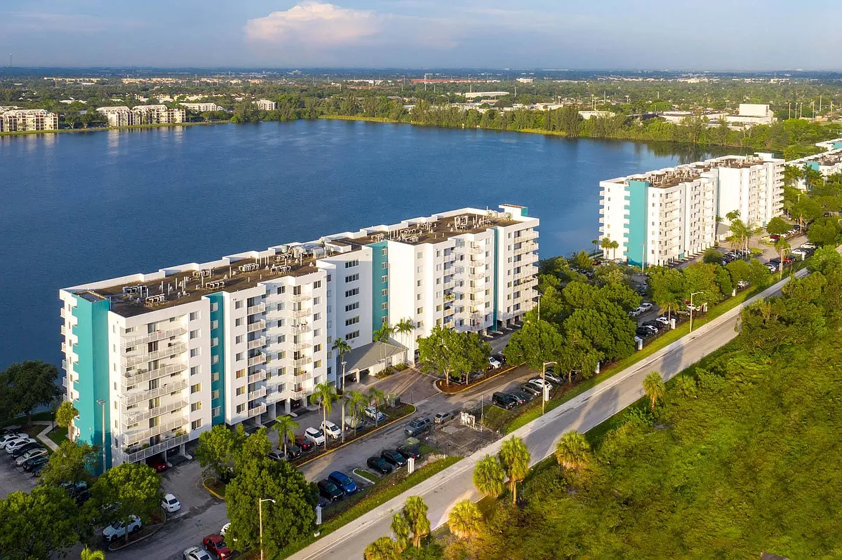 Building Photo - Aqua 2800