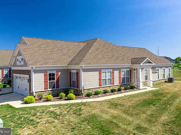 3rd image of 14 Camden Cir
