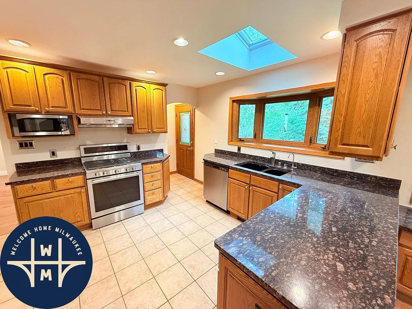 4 bed, 3.0 bath, 1608 sqft, $3,098 — Photo 4