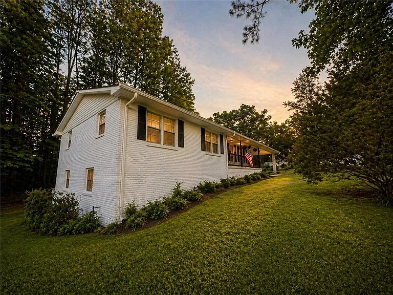 640 Smithstone Rd SE — Photo 2