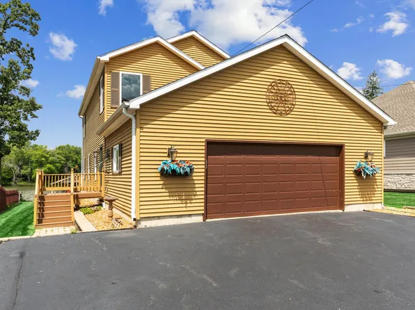 2019 N Woodlawn Park Ave, McHenry, IL 60051