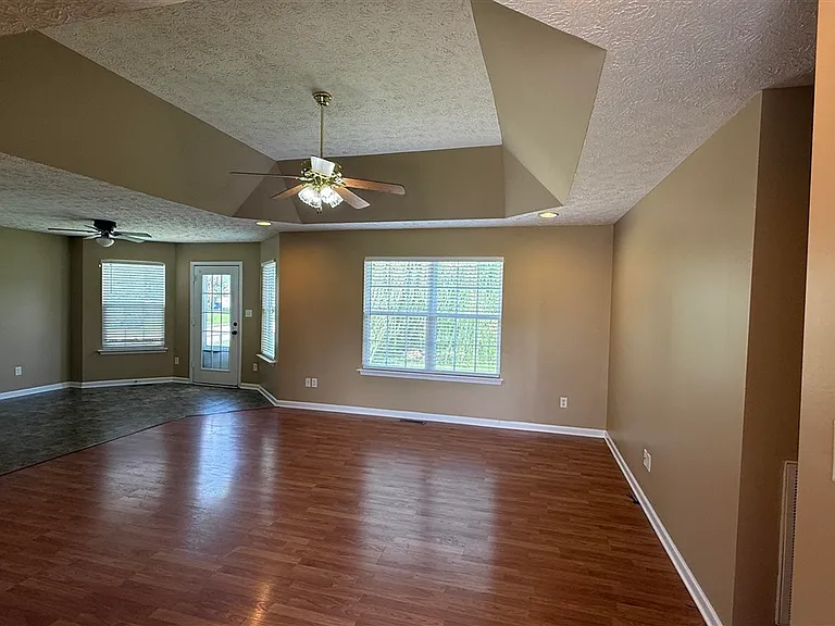403 Cedar Hollow Dr — Photo 3