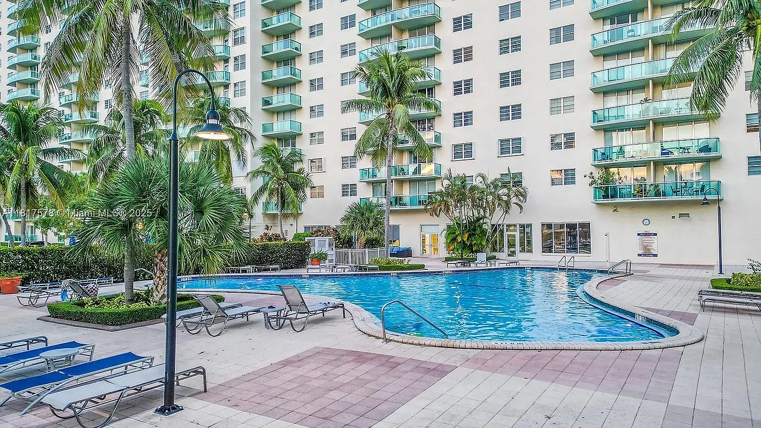 19390 Collins Ave — Photo 2