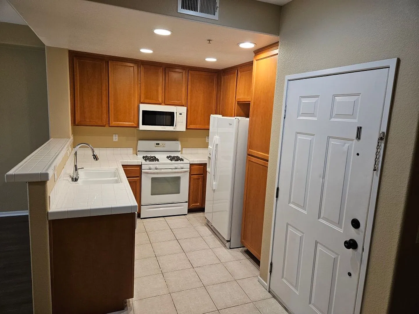 2 Bedroom & 2.5 Bathroom Condominium in Chula Vista — Photo 4
