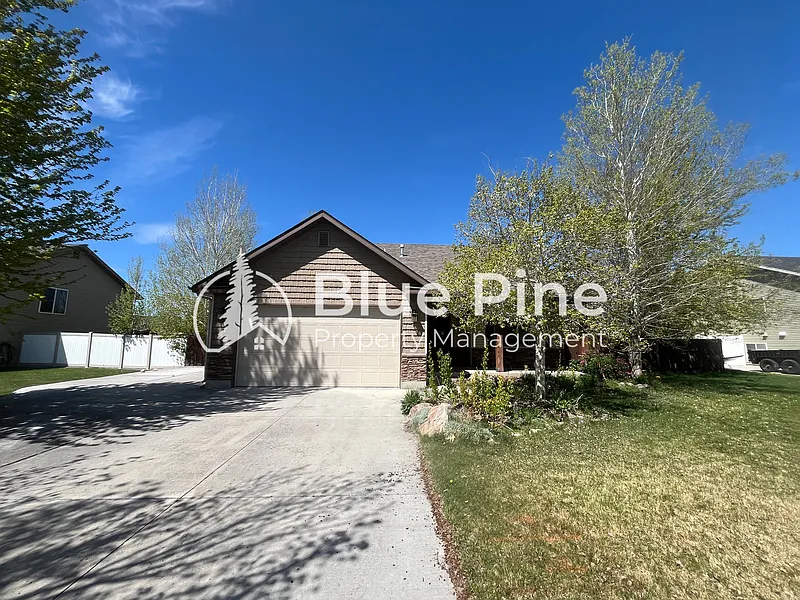 5 bed, 3.0 bath, 2527 sqft, $2,550 — Photo 1