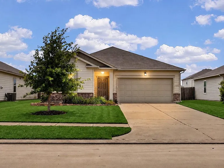 1024 Banyon Tree Ln — Photo 1