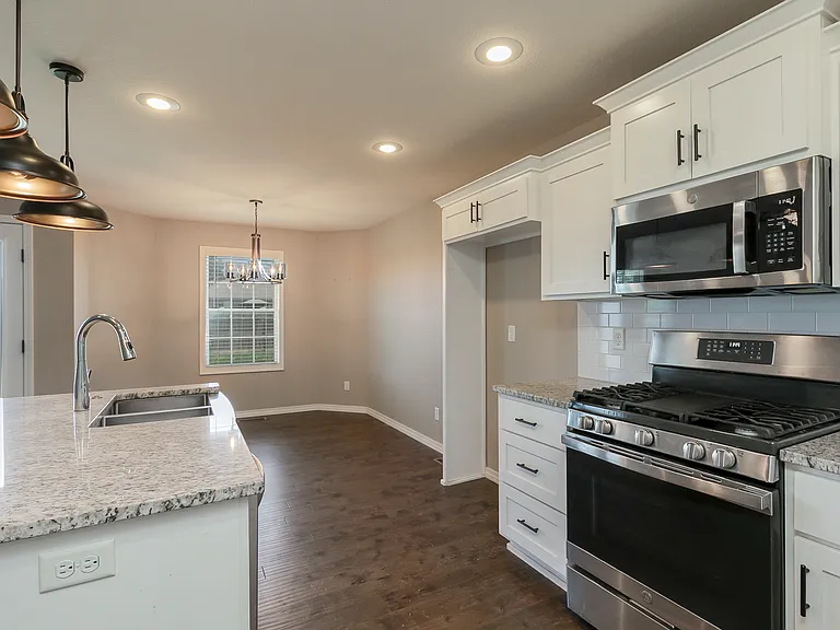 kitchen cabinets with crown moulding