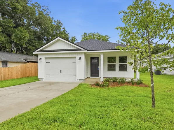 740 E Chestnut Ave, Crestview, FL 32539