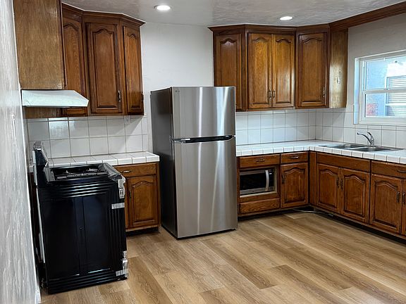 Full kitchen & small living area