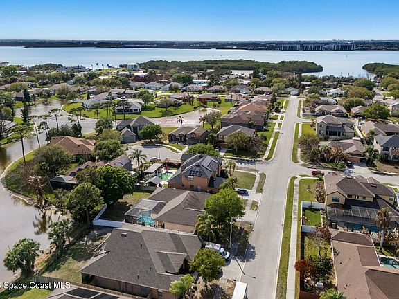 5th image of 1383 Bent Palm Dr