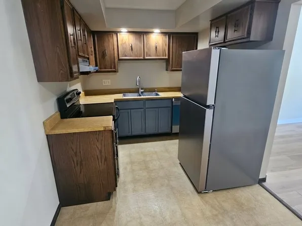 2324 E Locust St APT 111, Davenport, IA 52803