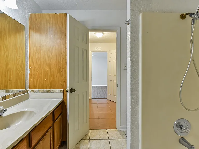1128 Royal Crest Dr — Photo 23