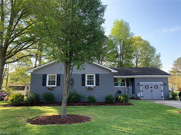 Adorable brick rancher in the HEART of Great Bridge!  