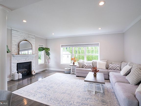 4th image of 1088 Longfellow Ln