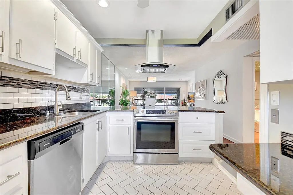 2 bed, 2.0 bath, 939 sqft, $1,800 — Photo 1